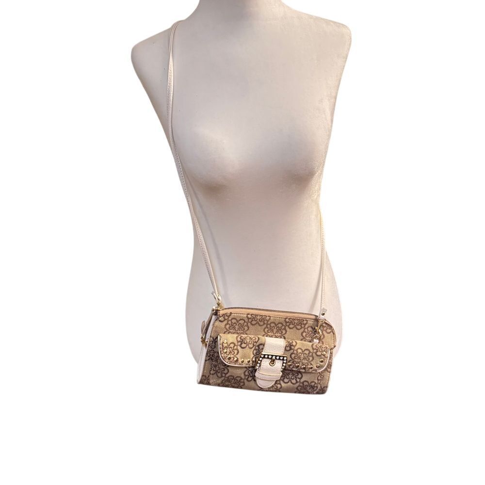 Kathy Van Zeeland Canvas Crossbody Rhinestone Buckle white Trim
8.5x5x1.5" EUC